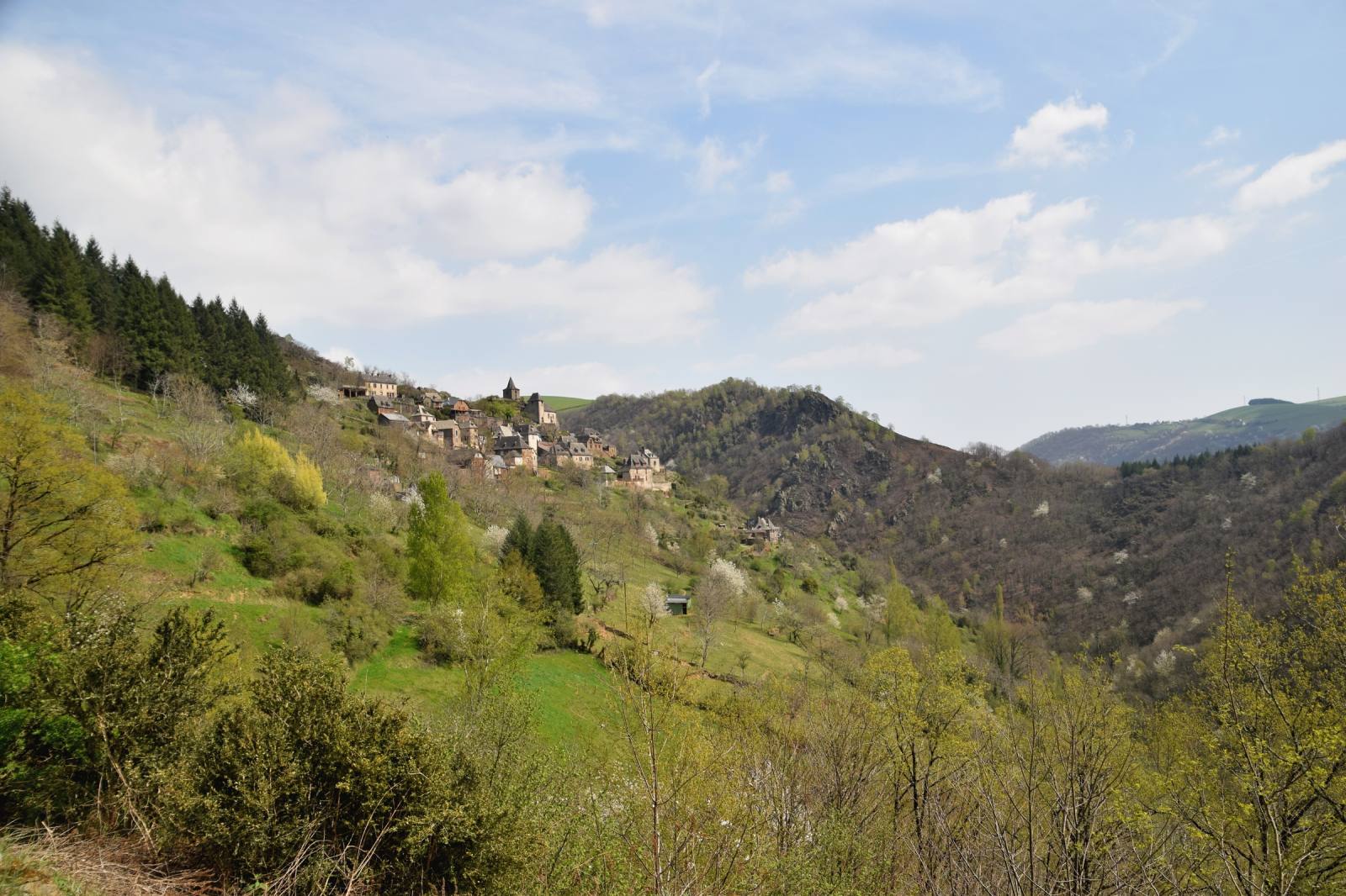 The hamlet of La Vinzelle perched on its rocky spur above the Lot valley, Aveyron