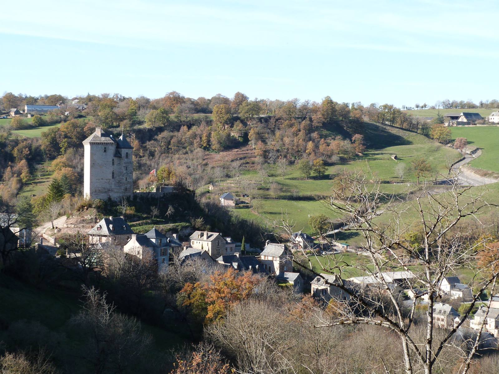 The keep of Muret-le-Château overlooking the village, seen from the Lagnac road, Aveyron