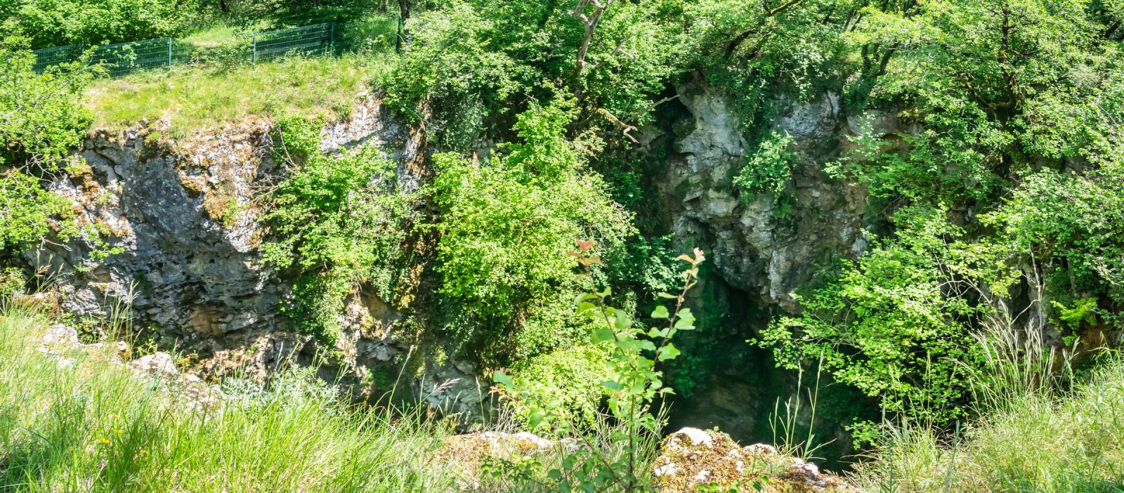The opening of the Tindoul de la Vayssière sinkhole, on the Causse Comtal, Aveyron